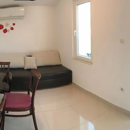 Apartment Apartments A & A Zrnovnica
