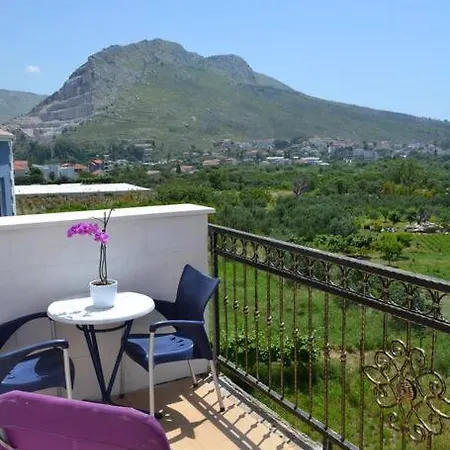 Apartment Apartments A & A Zrnovnica